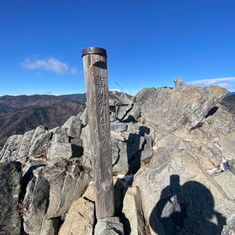 山頂は狭い
でも今日は日当たり抜群＼(^o^)／
乾徳山ブルー🩵🩵🩵