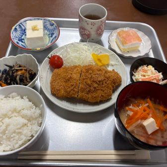 五色ヶ原山荘の夕食
デザートにケーキ