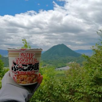 塩分入れたいので、暑いけどこれ食べます😋
めちゃ強風ですが、気持ちいい♪
