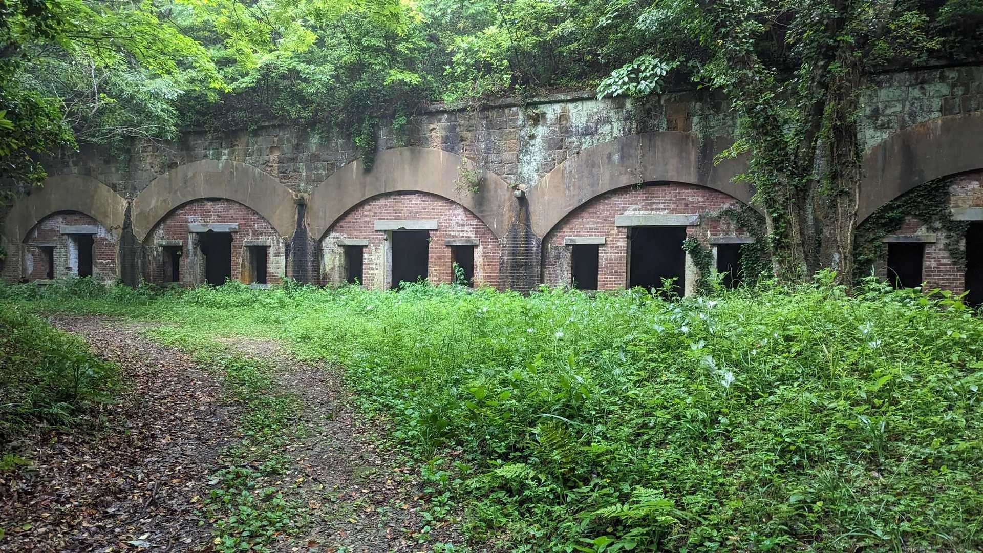 半地下式の壕となっており、兵舎や倉庫に利用されました。うち、４部屋は内部で接続しています。レンガの積み方はイギリス式。壕の内部は湿気防止の為漆喰が塗られています。