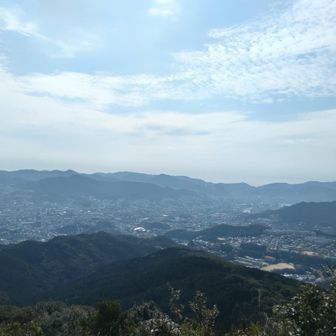 山頂から。昨日登った金毘羅山を中央に見る。