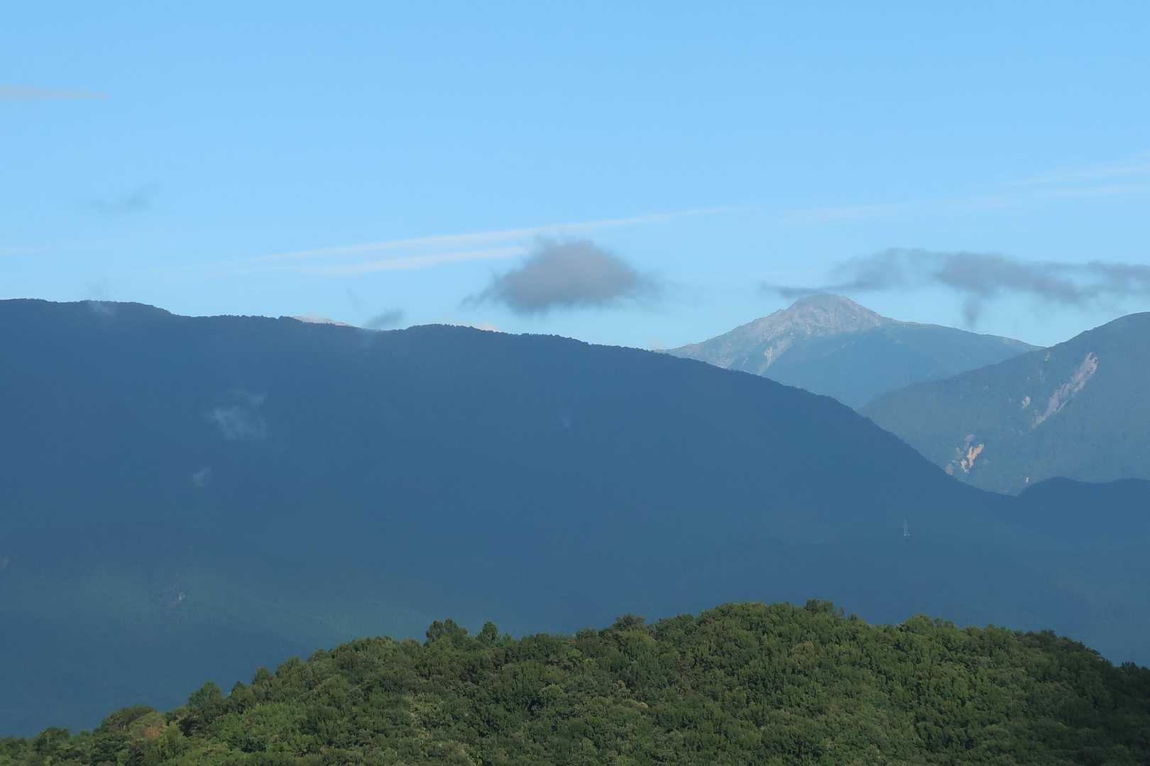 北岳、左手に山の上にちょこっと見える間ノ岳