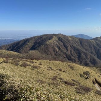 ✨

足元がドロドロで滑るので、スピード上げられない。
けど霜も踏圧も、登山道が荒れる原因。たくさん人が歩くから、やっぱり隙間なく木道にするのが良いのかな。
なんて、先日学んだことを考える。