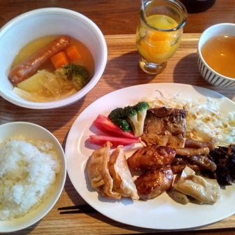 小さな小屋🛖なので
まったく期待していなかった
とても豪華な夕食
寒いのでウインナーの入ったポトフスープは最高

ストーブのある小部屋で宿泊客４人だけで楽しい夕食

明日の天気が
皆、気になっていた。