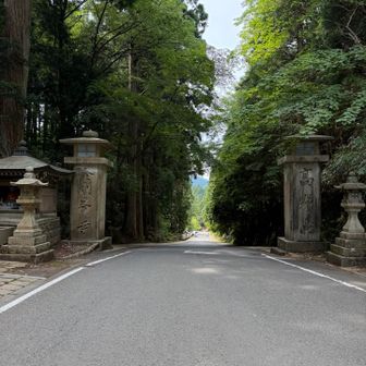 かつての女人結界門。明治時代に結界を解かれたそうです。
