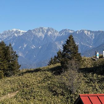 避難小屋の屋根と中央アルプスの山々