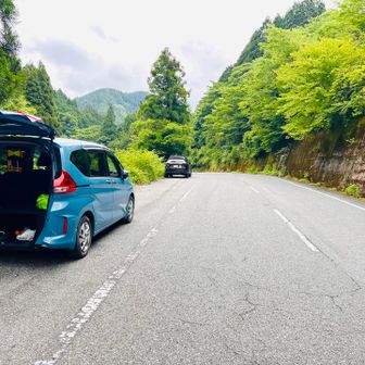 無事、登山口に下山しました❗️
山友さん❗️お疲れ山でした❗️
お付き合い頂き有難う御座いました🙏
ベニバナヤマシャクヤクのシロバナ終盤でしたが見る事が出来ました❗️ 最高でした😃👍
有難う御座いました🙇🏻‍♂️

帰り道、鞍掛トンネルを抜けて三重県に入ると雨が降って来ました😱💦
