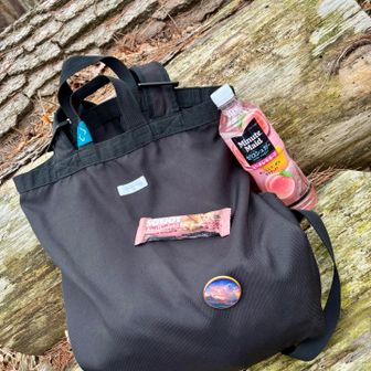 今日のリュックは街用🎒
そして行動食は春色🌸　（飲み物もソイジョイの味も桜と関係ありません）