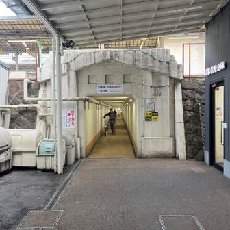 JRの下をくぐる