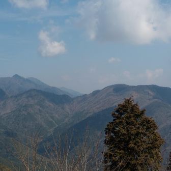 国見広場から見た入道ヶ岳、奥に小さな鎌ヶ岳。