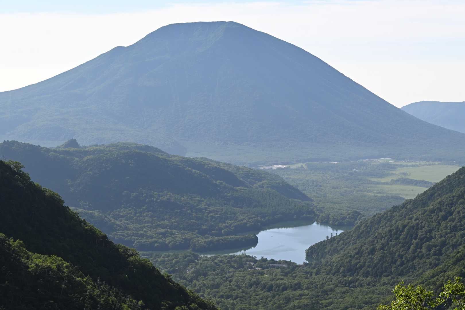 湯ノ湖と男体山