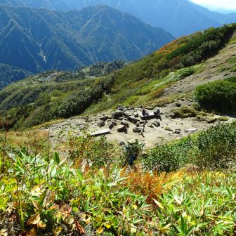 弓折乗越、鏡平山荘が見えるけど45分も掛かる