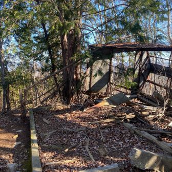 標柱のない山頂