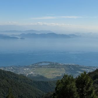 （拡大）琵琶湖に浮かぶ沖島（左の方）