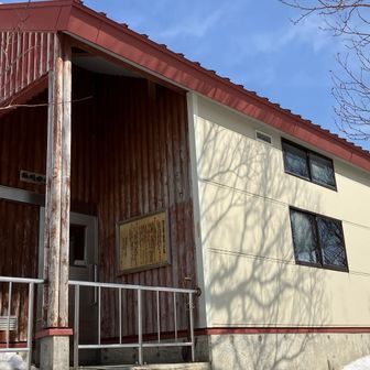 銀名水小屋まできました🛖
休憩は後にして、いざ大雪渓へ❄️
前回きたとき沈み込みよりも滑る方が大変だったので、スノーシューは小屋にデポしてアイゼンを履きました！