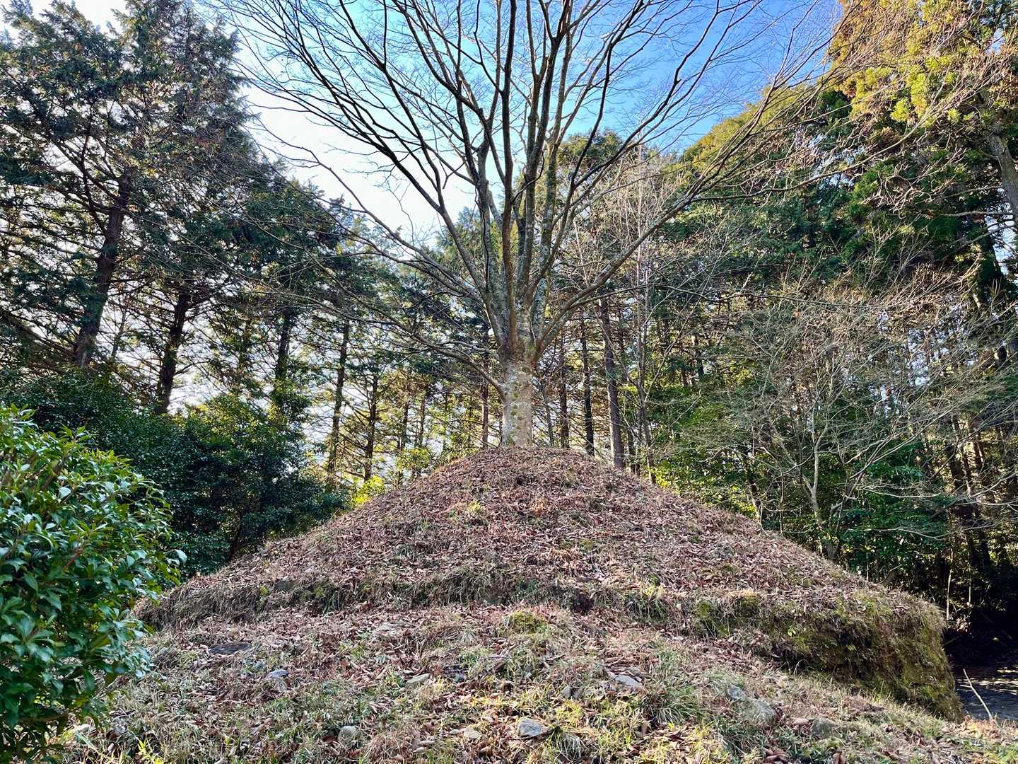 畑宿の一里塚。
これも、江戸時代に整備されたもの。
一里が約4キロ。
小一時間くらいで歩ける距離ですね。