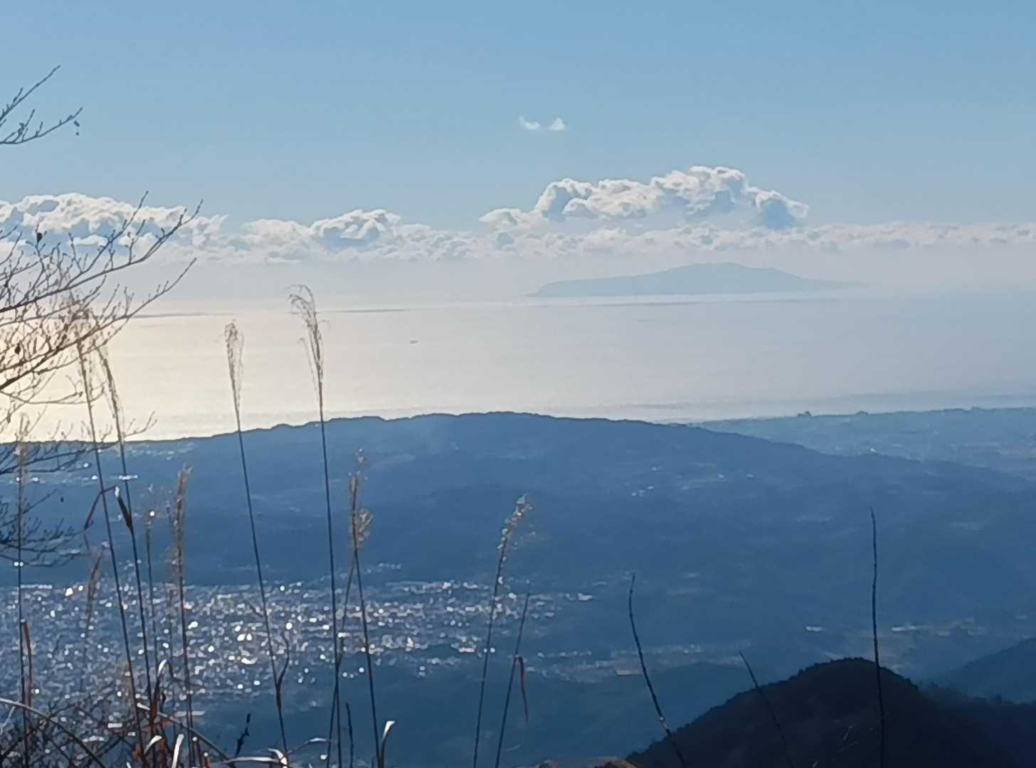 伊豆大島も見える。