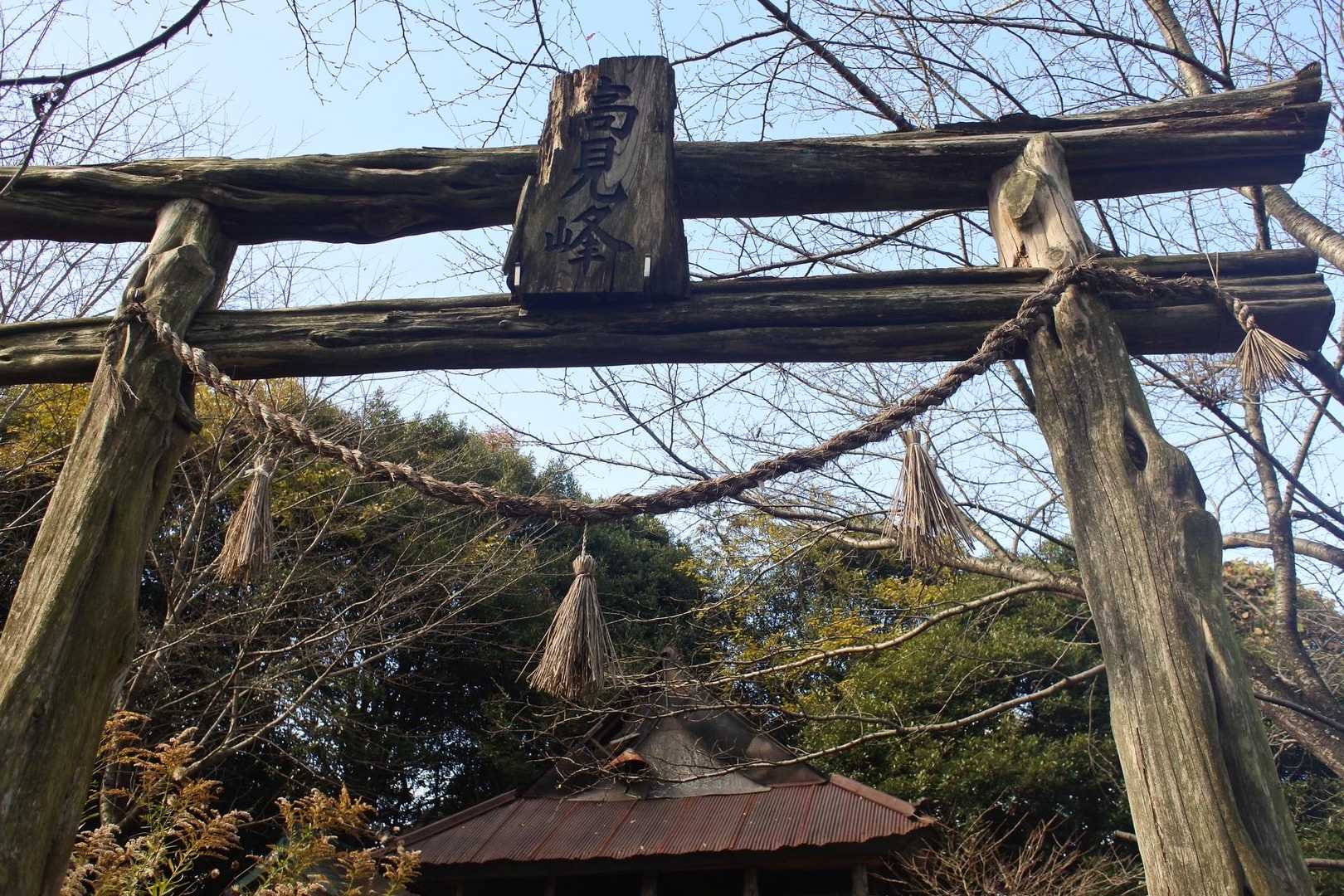 渋すぎる高見峰神社の鳥居