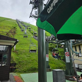 リフトに乗って山頂駅へ。