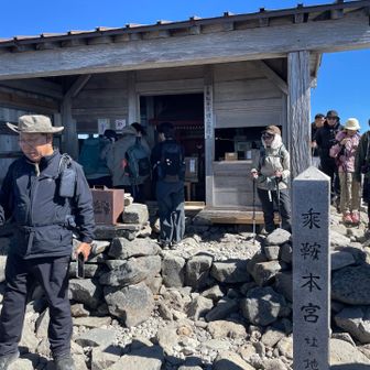 山頂の賑わい。
右は写真待ちの行列。