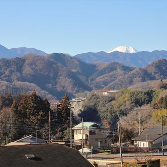 千木良の住宅街から少し登った所に「千木良登山口」があり
そこには「富士見茶屋」があったのだが閉店してしまったようだ。
お店の脇から眺める富士山。