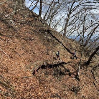 序盤からアップダウンにトラバース、途中にハシゴやロープ場もあり