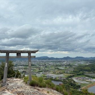 祠から鳥居を振り返る