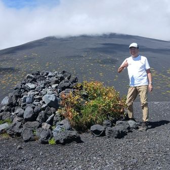 上二ｯ塚に到着した73座目です三角点は有るけど山頂表示は無いのかな、