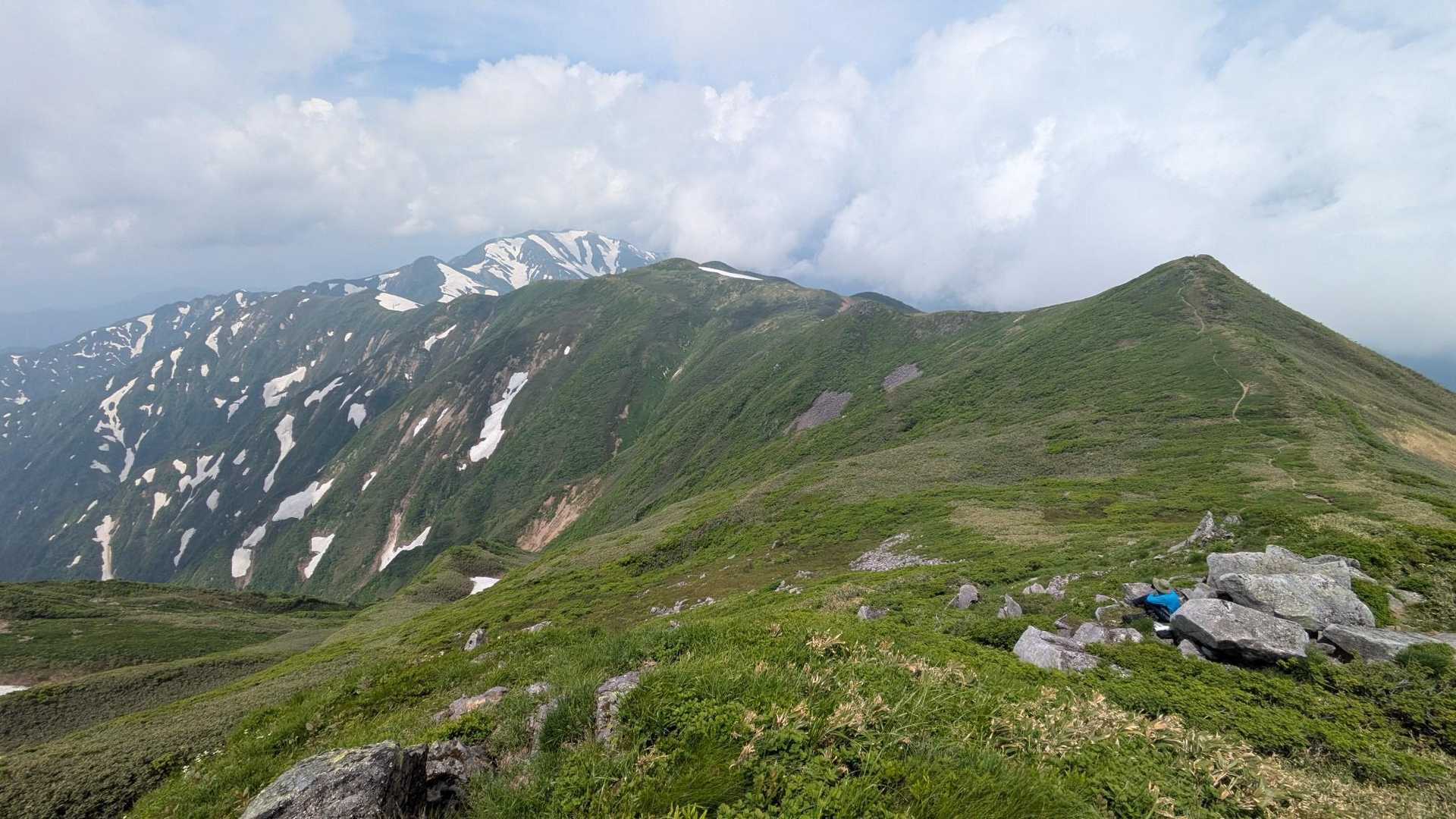 地神山を過ぎるとようやくエブリン(朳差岳(えぶりさしだけ))の姿を見ることが出来ます😀

今日は雲に隠れがちですね💧
