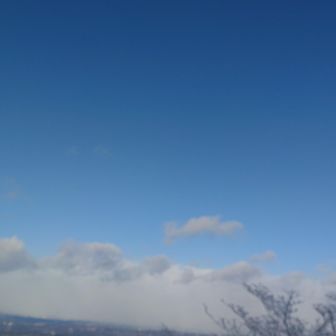 雲が東に流れ、空の青が濃いい