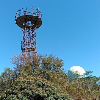 笠取山の山頂は航空自衛隊のレーダー基地になっていてフェンスに囲まれています。