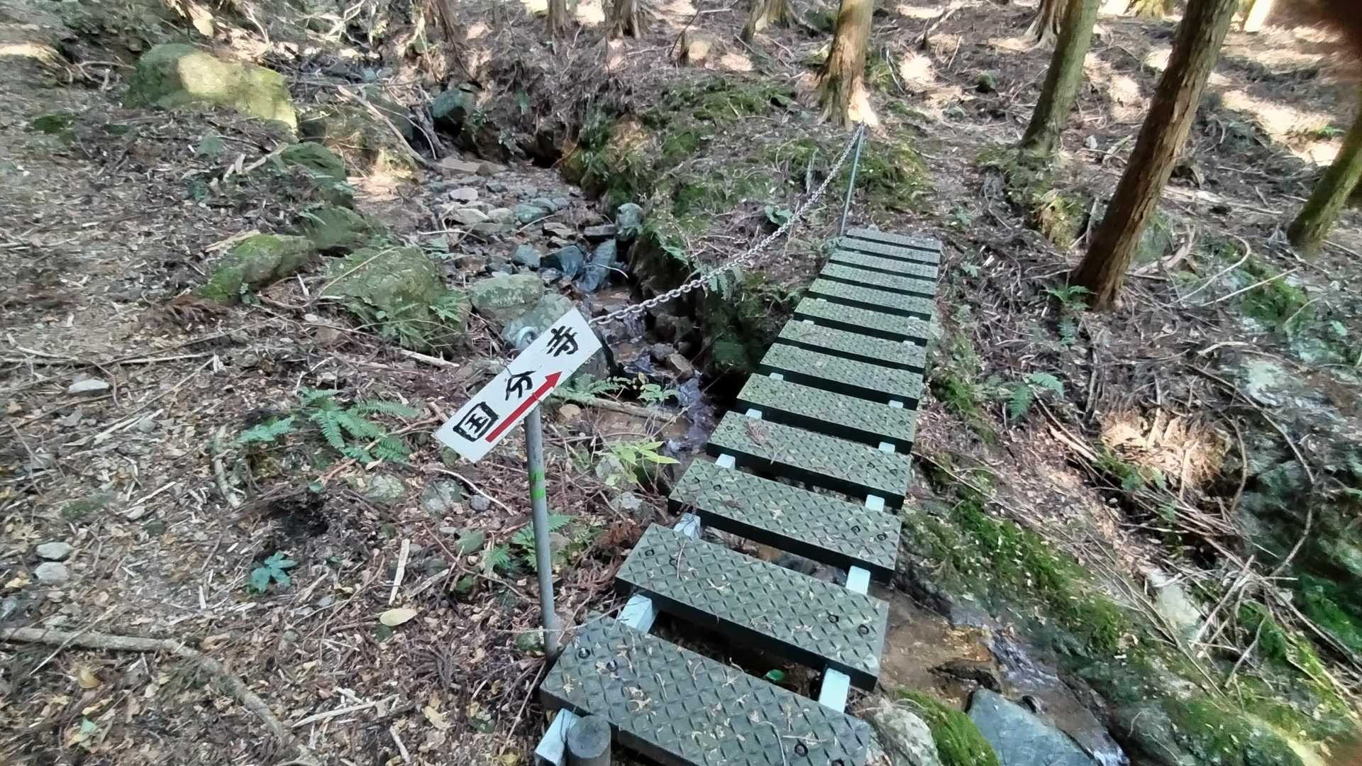 この橋を渡って、少し登ります