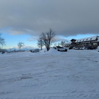 最後のカーブで登りきれず、チェーンを巻いてリスタート！
しぇあさん、チェーン装着完璧です👏
北横岳ロープウェイ駐車場
今日はたくさんの装備を背負って支度も大変です😊
最初から12本爪アイゼンつけてスタートです👉