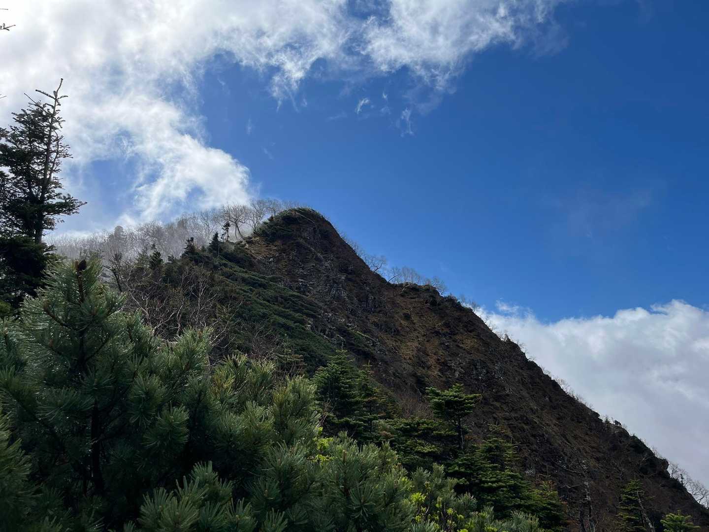 振り返ると一瞬だけ青空。烏帽子へ戻ろうとした瞬間、また雲。やっぱり帰ろ
