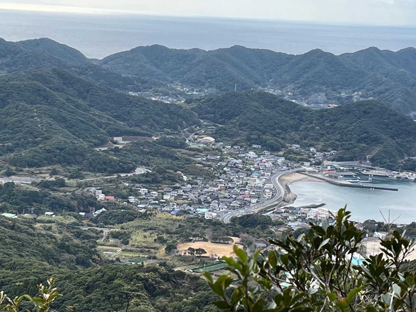 展望スポットから泊湾

この手前の倒木を切ろうとしてノコギリがケースごと無いのに気づく😱
後から出発のキャプテンに見つけたら回収してとお願いの連絡

ほどなく、もう見つけてあるよとキャプテンからのLINE💕

