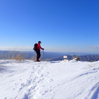 轆轤山(662m)｡
🎊登ったぞー＼(^o^)／
後ろに青葉山が写ってる✨
