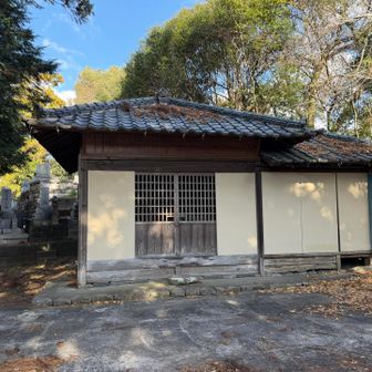 諸岡山⛰️

お墓です。

山頂は、建物の裏側。

お墓しか有りません😆

戻ります！