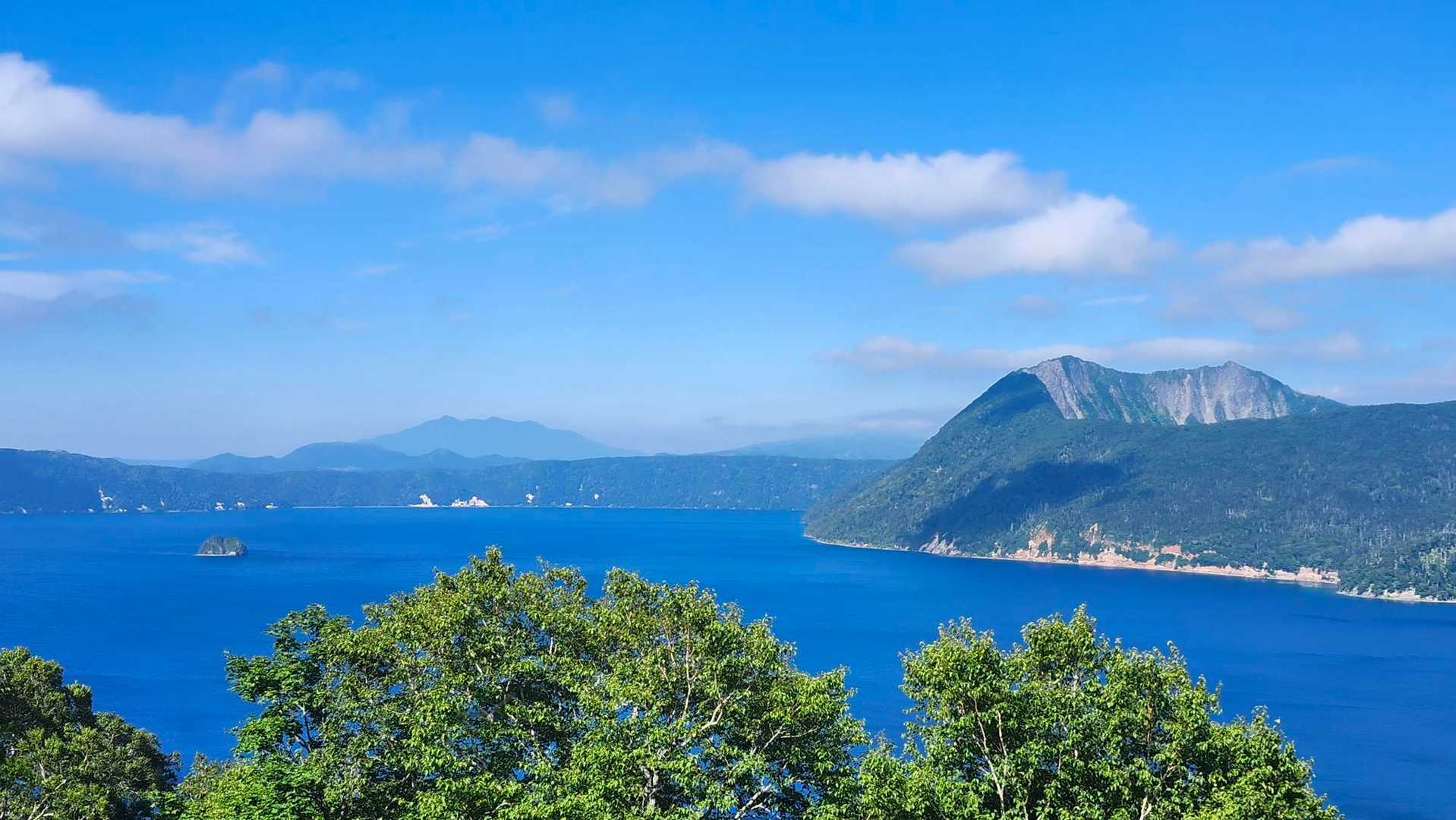 摩周岳往復 | 輝く摩周ブルーと豪快なカルデラを堪能するコースの写真