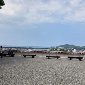 右手に先に登った高津子山