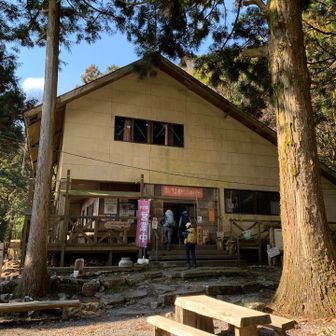 金泉寺山小屋前のテーブルをお借りして食事です。一年間ホントにお世話になりました。
感謝🤗
