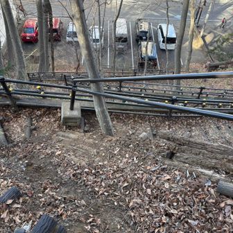 下山はこの路｡
途中壊れていて、階段も危ない！