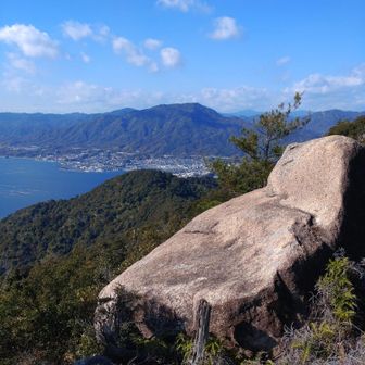 大きな和式便器の岩に座ってご飯食べようとしてたけど、強風で手前の岩に変更😅