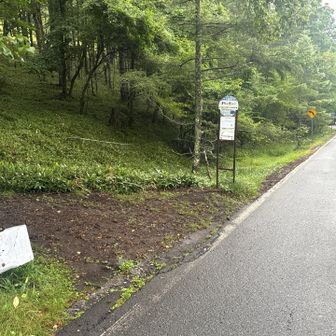すずらん峠園地駐車場から少し道路を下ると入り口があります。