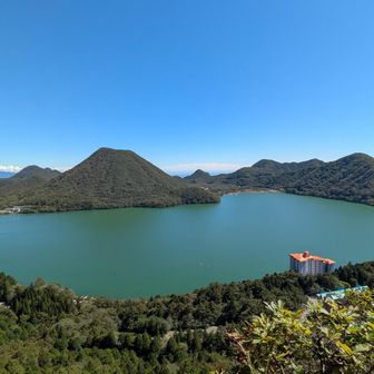 湖畔〜湖面〜空　青のグラデーション🔵🟢　久々に見る青空か！