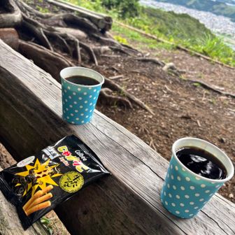 前回、山友さんにアイスコーヒー入れてもらって美味しかったから持ってきました♪
山友さん、山頂でノートに記入してました✏️