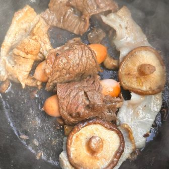 ちょっとアレンジ
　　牛肉とウインナー
　　　　椎茸お豚バラのマリアージュ😍