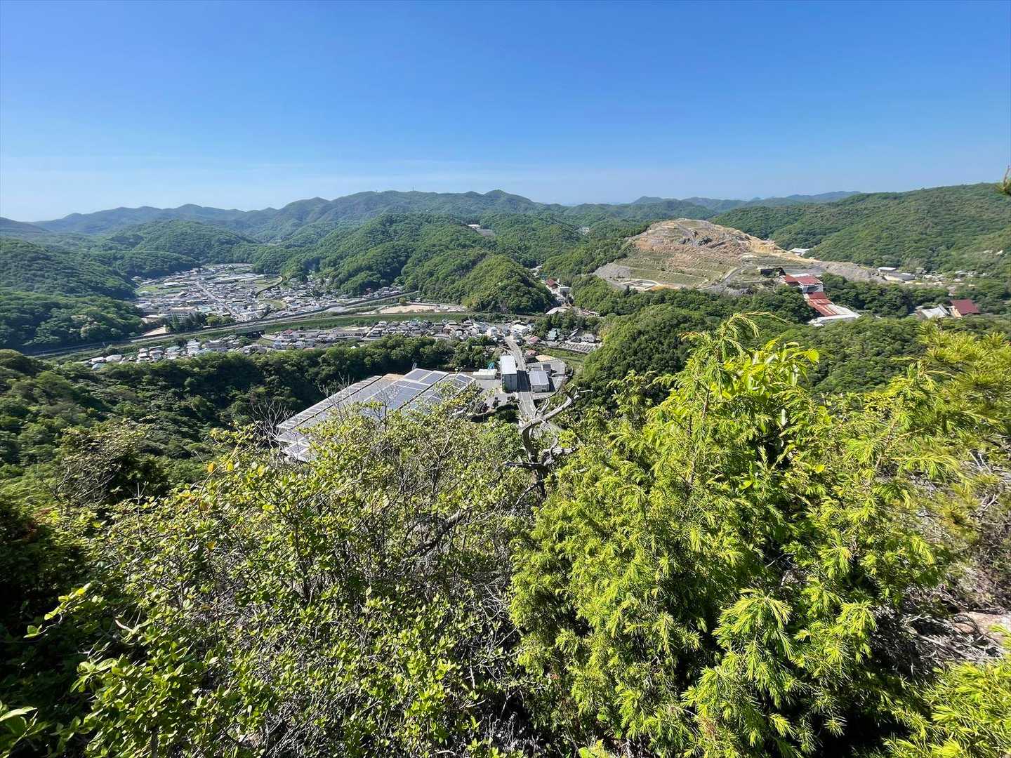 第一展望台から三石の街が一望　雲一つない良い天気で　遠くまで見渡せる。