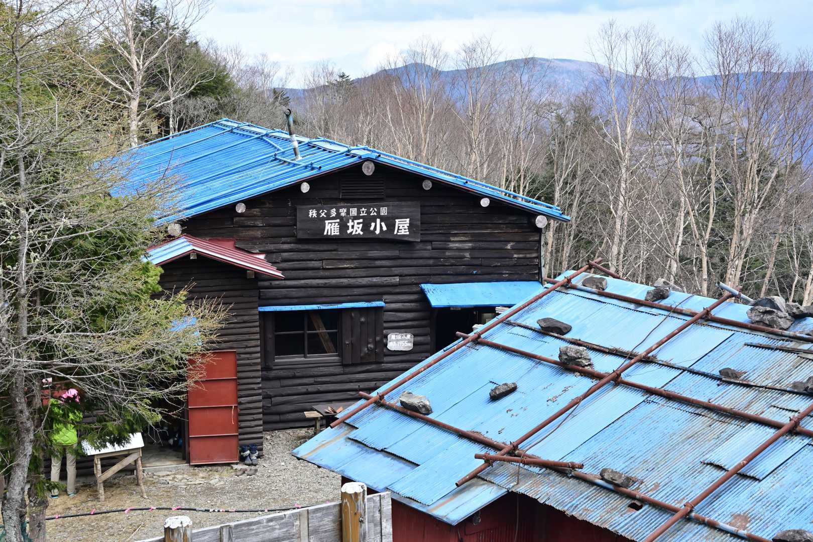 峠からの景色を堪能したあと、今日の目的地、雁坂小屋へ下りてきました。
ここで一旦ログを止めています。