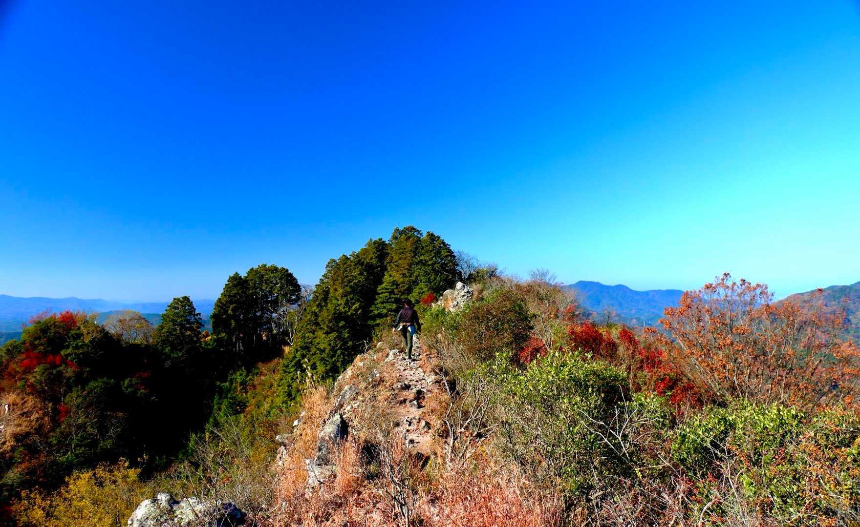 両脇は絶壁。
気をつけて💪

ここを過ぎたら樹林帯へ入り
熊野神社へと通じます⛩️