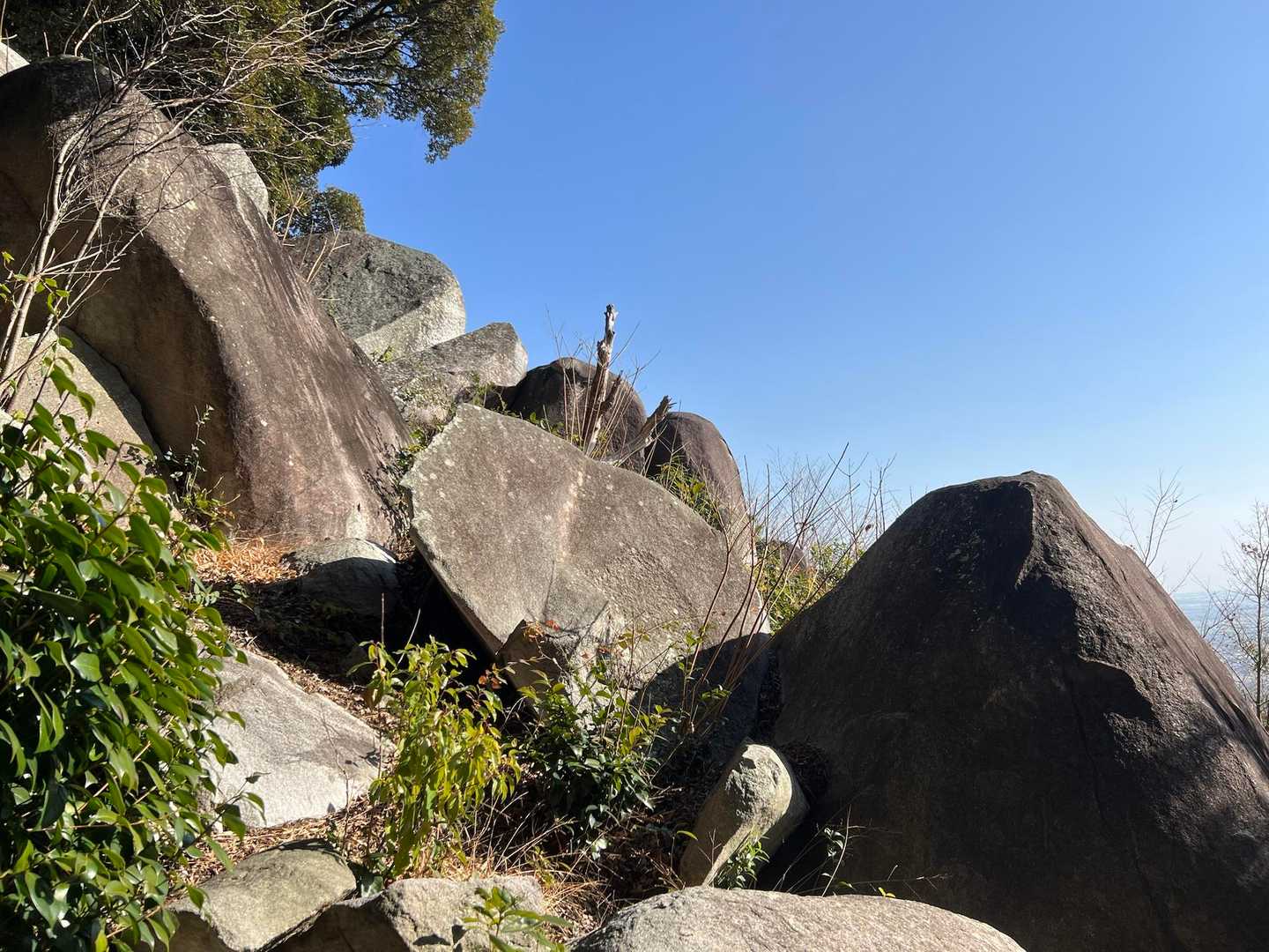山頂は岩岩